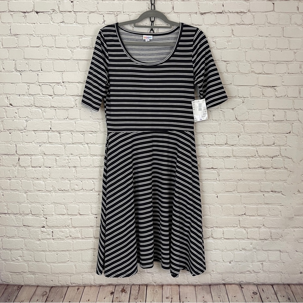 NWT LuLaRoe Black & White Stripe Nicole 2.0 Dress size large with pockets